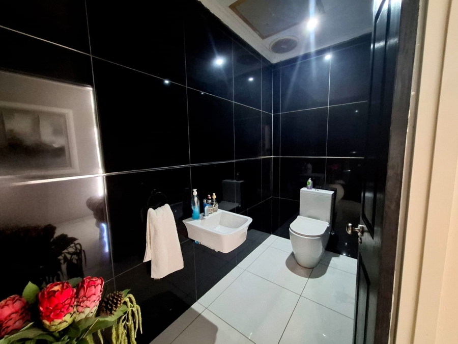 5 Bedroom Property for Sale in Gonubie Eastern Cape